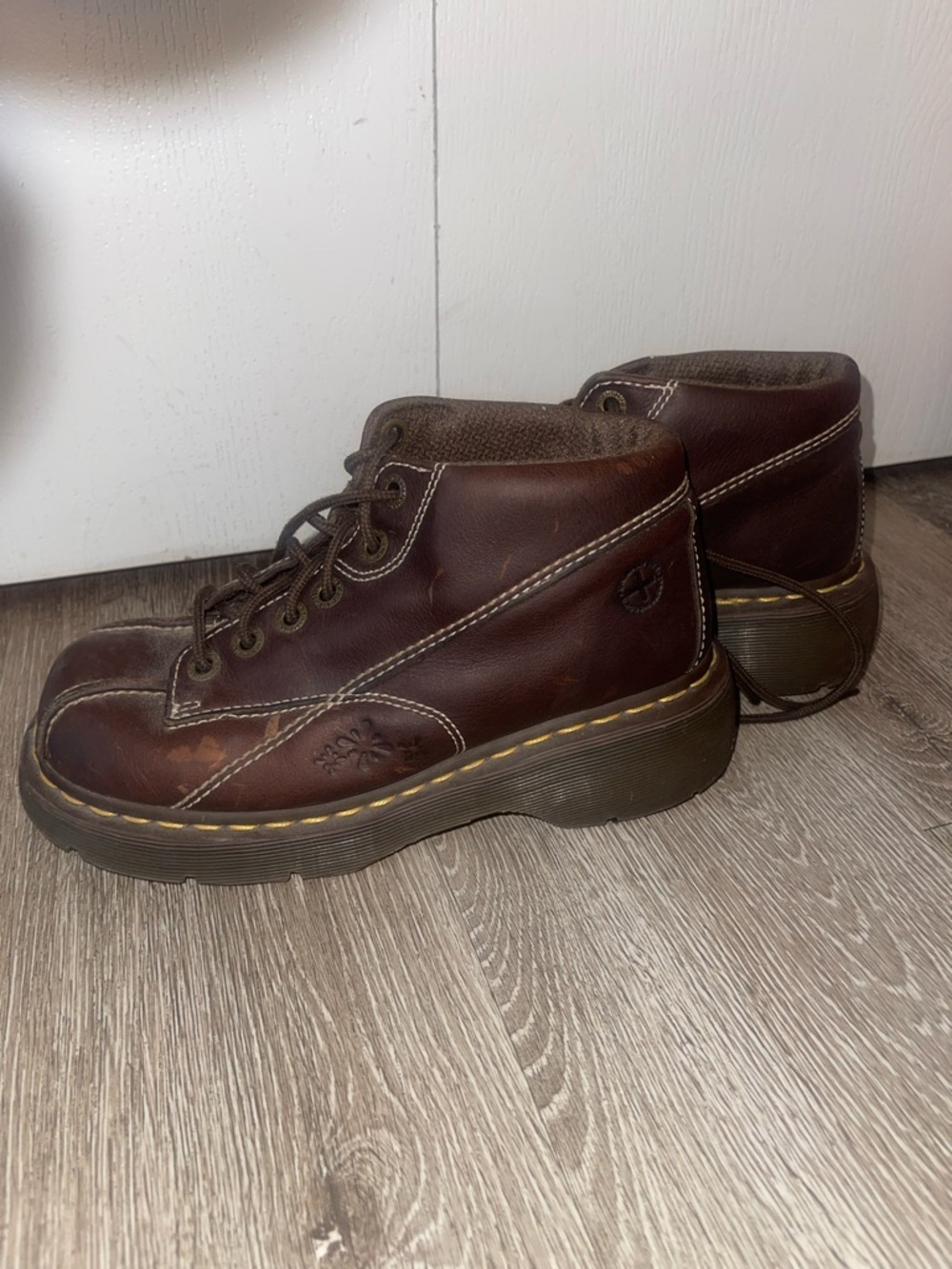 Dr. Martens Vintage
Y2K Brown Leather
12281 Floral Chunky
Platform Ankle
Boots